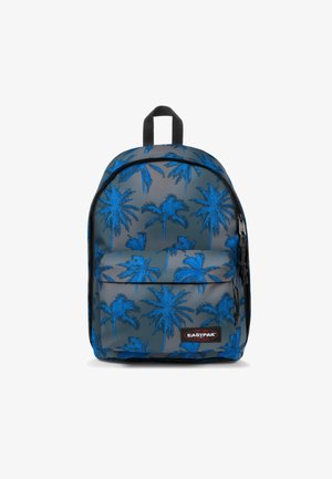 Grote rugzak van grijze stof met een blauw palmbomen patroon. Voorzien van een voorste ritszak en een handvat aan de bovenkant. Merklogo zichtbaar aan de voorkant.