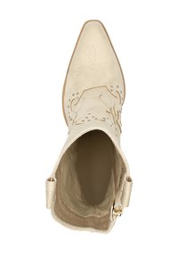 Bota de vaquero beige con punta afilada, material de ante, costuras decorativas y cierre lateral con cremallera. Textura suave y diseño sencillo.