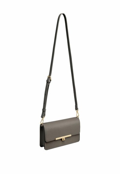 Donkere grijze leren schoudertas met lange verstelbare riem en goudkleurige rechthoekige sluiting op de voorflap.
