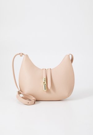 Borsa in pelle color pesca con forma curva, doppia cerniera superiore e dettagli in oro. Presenta una tracolla rimovibile.