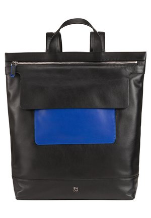 Mochila de cuero negro con un acento de cuero azul, cierre superior con cremallera, solapa en la parte frontal y dos correas para los hombros. Presenta un diseño de marca simple en la parte inferior.