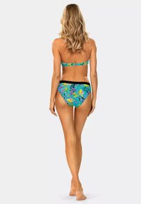 Wielokolorowy zestaw bikini z kwiatowym wzorem, wykonany z gładkiego materiału. Biustonosz ma bezramiączkowy fason; majtki mają czarną gumkę w pasie.