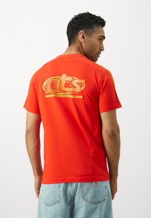 AFC NTS TEE - Print T-shirt - active red