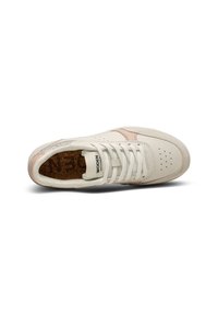 Zapatilla blanca de cuero con acentos de ante rosa, que presenta detalles perforados, cordones en la parte delantera y una plantilla de corcho. Textura suave en general.