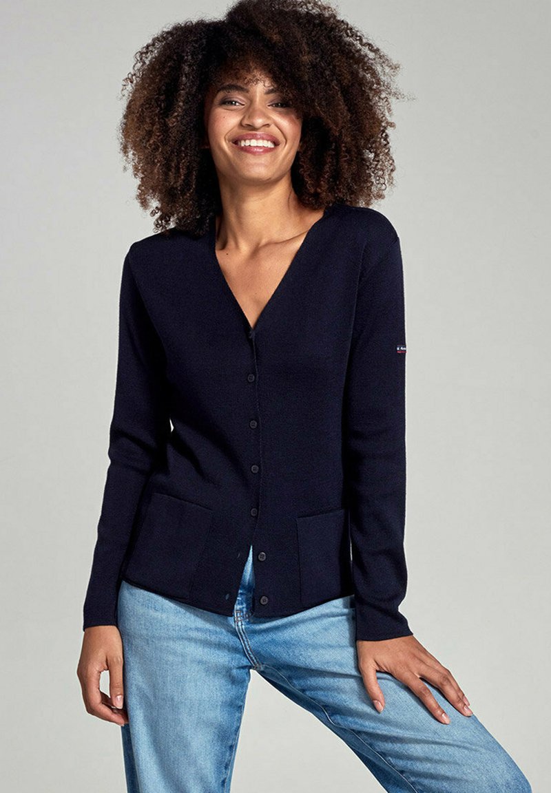 Marineblauwe cardigan van zachte stof, met een diepe V-hals, knoopsluiting, twee voorzakken en lange mouwen.