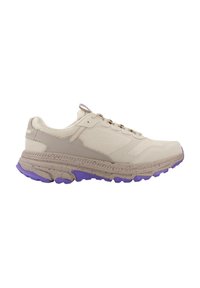 Zapatilla deportiva beige con parte superior de malla y acentos texturizados. La suela gruesa púrpura presenta un patrón moteado. Los cordones son de un beige claro.