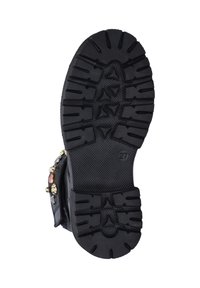 Zwarte laarzendragersol met een diep loopvlakpatroon, gestructureerd rubbermateriaal en een ronde hak. Bevat decoratieve metalen accenten aan de zijkant.