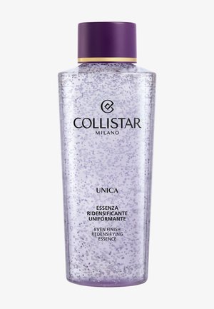 Wysoka przezroczysta butelka z fioletową zakrętką zawierająca Collistar Milano Even Finish Redensifying Essence z widocznymi małymi fioletowymi kuleczkami.