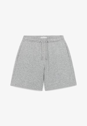 Shorts gris clair en mélange de coton avec taille élastique, cordon ajustable et poches latérales, disposés à plat sur un fond blanc.