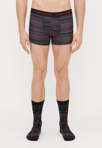 Fekete fürdőnadrág ünnepi piros és zöld rénszarvas mintával, térd fölé érő zoknikkal, hasonló dizájnnal, mindkettő a Jack & Jones márkától.