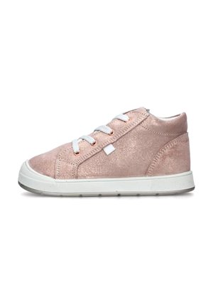Sneaker alta glitter rosa con lacci bianchi, suola in gomma, puntale rinforzato e morbida texture scamosciata. Presenta dettagli di cucitura.