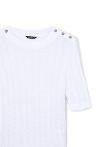 Weißes kurzärmeliges Strickoberteil mit strukturiertem Zopf-Muster, rundem Ausschnitt und drei dekorativen Metall-Druckknöpfen an der Schulter.
