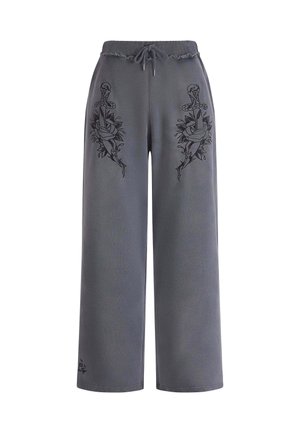 Pantalones de pierna ancha gris con cintura elástica y cordón, que presentan diseños bordados en negro de espadas y rosas en ambos lados. Textura de tela suave.