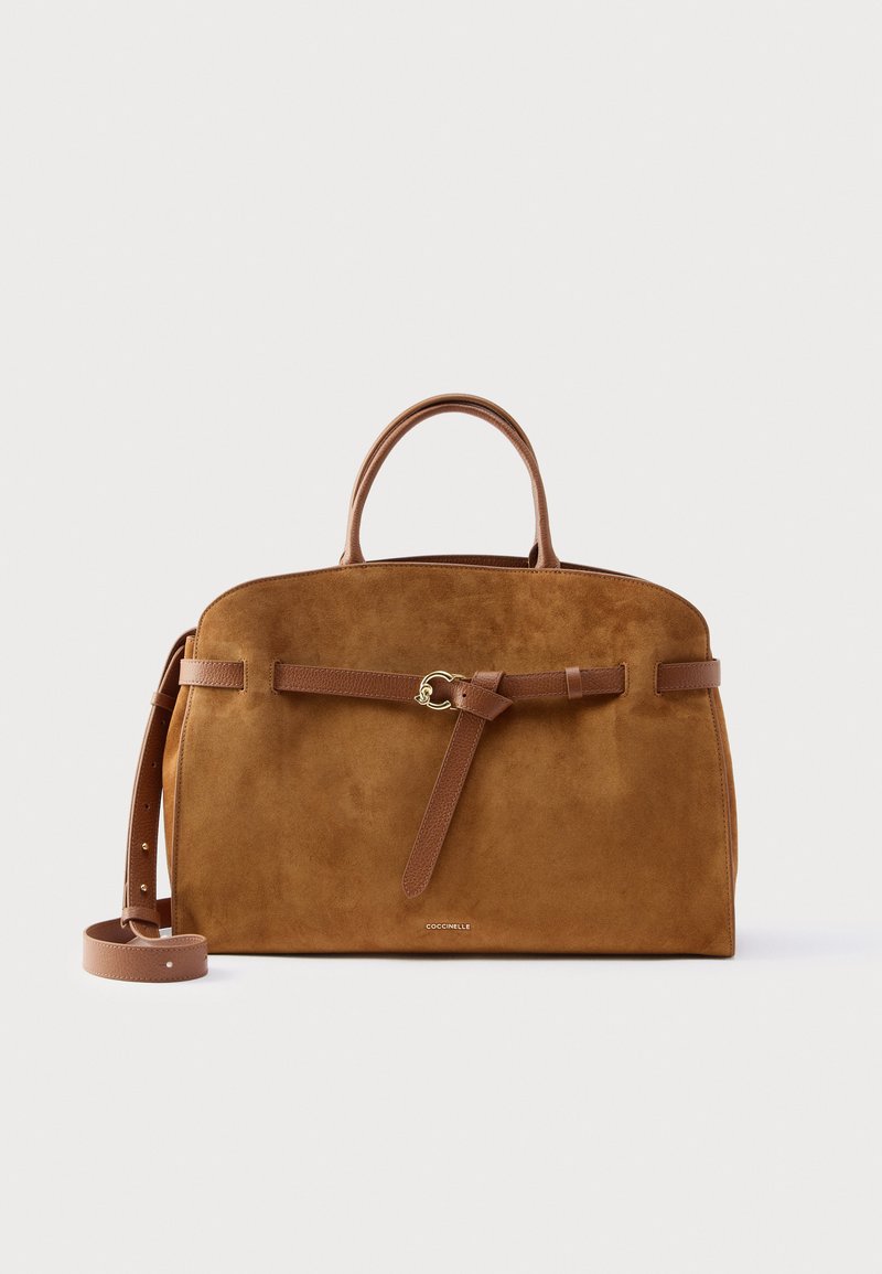 Bruine suède handtas met een gestructureerd ontwerp, dubbele handvatten, afneembare schouderriem en een decoratieve riem met een goudkleurige gesp.