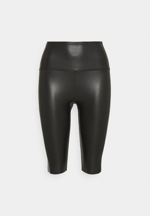 Czarne, wysokie spodenki rowerowe wykonane z błyszczącego, elastycznego materiału, charakteryzujące się gładką fakturą i smukłą sylwetką.