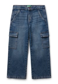 Modré džínové cargo kalhoty s uvolněným střihem, obsahující dvě boční kapsy, dvě cargo kapsy a zapínání na knoflík v pase.