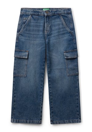 Pantaloni cargo in denim blu con vestibilità rilassata, dotati di due tasche laterali, due tasche cargo e chiusura con bottone in vita.