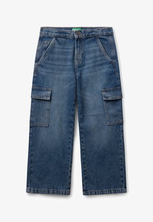 Pantalones cargo de mezclilla azul con un corte relajado, que cuentan con dos bolsillos laterales, dos bolsillos cargo y un cierre de botón en la cintura.