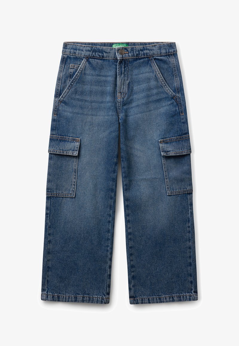 Modré džínové cargo kalhoty s uvolněným střihem, obsahující dvě boční kapsy, dvě cargo kapsy a zapínání na knoflík v pase.