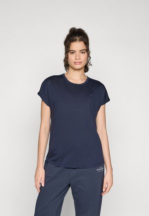 Navyblauw T-shirt met korte mouwen en een ronde hals, gemaakt van zachte stof, met een subtiele logo-accent. Gekocht met bijpassende donkere broek.