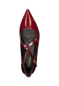 Scarpa in pelle verniciata rossa con punta affusolata, design a strap incrociata e cinturino alla caviglia. Interno nero con il nome del marchio "WITTCHEN" in oro.