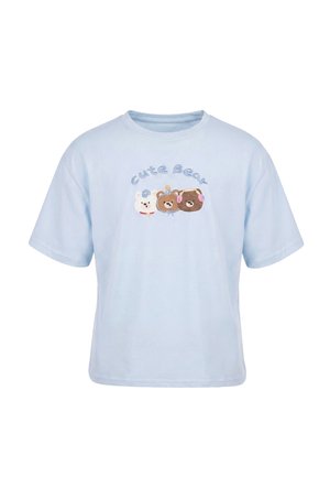Lyseblå T-shirt med teksten "Sød Bjørn" og tre tegneserie-bjørneansigter med tilbehør trykt på brystet.