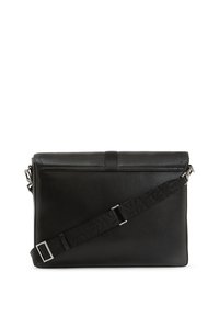 Borsa a tracolla in pelle nera con patella pieghevole, superficie texture, tracolla in tessuto regolabile con motivo e dettagli in metallo argentato.
