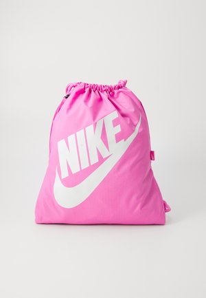Bolsa de cuerda rosa hecha de nailon, con un gran logo de Nike en blanco y una parte superior ajustada con un cordón rosa a juego.