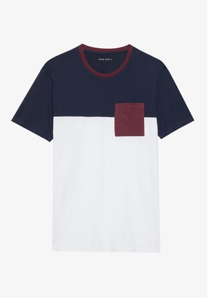T-shirt met korte mouwen, met een marineblauwe bovenkant, witte body en bordeauxrode zak; gemaakt van katoen met een ronde halslijn en contrasterende stiksels.
