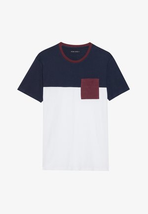 Trumpas rankovės marškinėliai su tamsiai mėlynu viršumi, balsvu korpusu ir bordo spalvos kišenė; pagaminti iš medvilnės, su apvaliu iškirpimu ir kontrastine siuvimo linija.