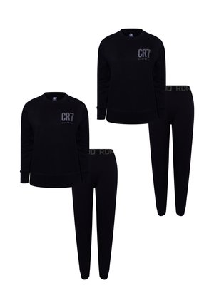 Set nero composto da felpa a maniche lunghe e pantaloni con il logo "CR7 Nightwear" sul petto e "RON" sulla cintura.