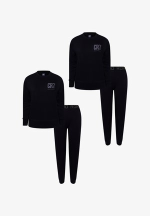 Zwarte longsleeve trui en broek met het "CR7 Nightwear" logo op de borst en "RON" op de tailleband.