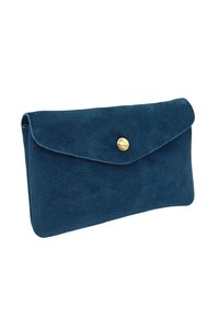 Pochette en daim bleu avec un fermoir à rabat, dotée d'un bouton-pression doré. Texture lisse et forme rectangulaire, adaptée à diverses occasions.