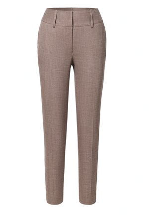 Brązowe (taupe) dopasowane spodnie na miarę z pętlami na pasek, zamkiem błyskawicznym z przodu i wyprasowanymi fałdami.