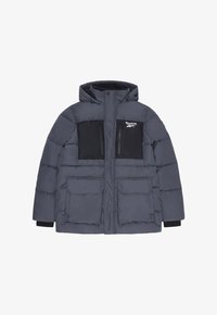 Chaqueta acolchada en gris oscuro, con capucha, bolsillos en el pecho con cremallera negra y dos bolsillos delanteros con solapa. Tejido texturizado con diseño acolchado.