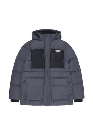 Daunenjacke in Dunkelgrau mit Kapuze, schwarzen, mit Reißverschluss verschließbaren Brusttaschen und zwei aufgesetzten Taschen mit Klappe vorne. Strukturierter Stoff mit gestepptem Design.