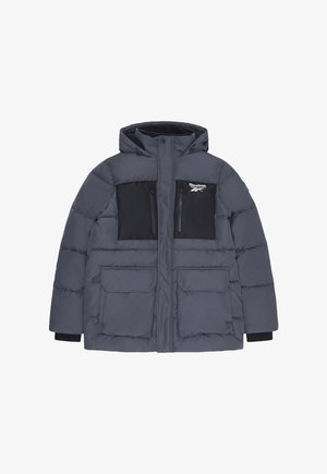 Daunenjacke in Dunkelgrau mit Kapuze, schwarzen, mit Reißverschluss verschließbaren Brusttaschen und zwei aufgesetzten Taschen mit Klappe vorne. Strukturierter Stoff mit gestepptem Design.