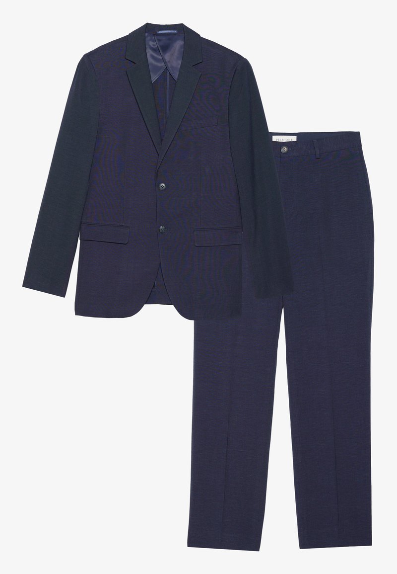 Costume deux pièces bleu marine comprenant un blazer avec poches plaquées et un pantalon. Tissu texturé avec des motifs subtils, présentant un col cranté.