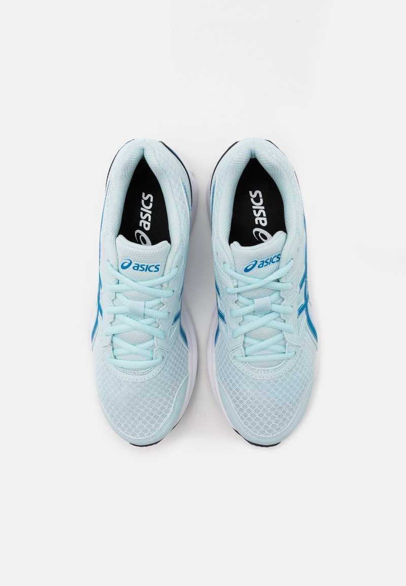 Scarpe da ginnastica blu e azzurro chiaro con tomaia in mesh, chiusura con lacci, suola ammortizzata e logo a contrasto, viste dall'alto.