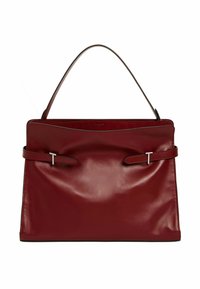 Bolso de mano de cuero rojo con una textura suave, que presenta un diseño estructurado, una correa corta y detalles en metal plateado.