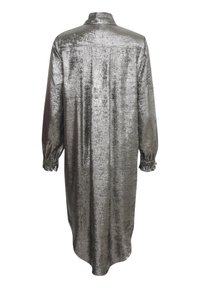 Vestido metálico plateado de manga larga con cuello tipo camisa y puños elásticos. Textura suave con corte recto y detalle de costura en la parte posterior.