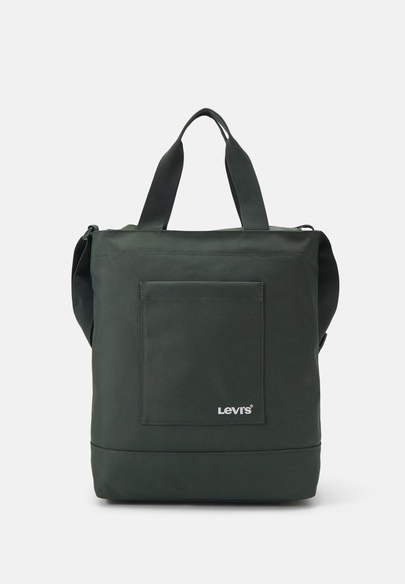 Sac fourre-tout en toile verte avec deux poignées supérieures, une bandoulière ajustable, une poche avant et un logo Levi's brodé en bas à droite.