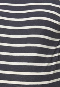 Tecido azul marinho e branco em listras com linhas horizontais, feito de um material leve, apresentando uma textura suave e um padrão uniforme em toda a extensão.