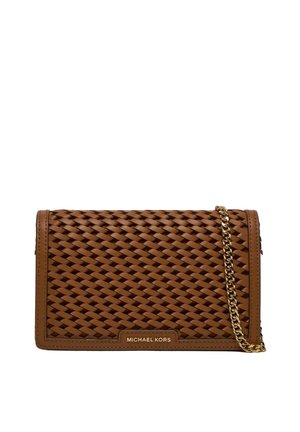 Bruine gevlochten leren clutch met gouden kettingriem en een Michael Kors-logo plaatje aan de voorkant.