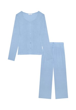 Lysblåt ribstrikket pyjamasæt med langærmet knaplukket top og elastiske, lige bukser.