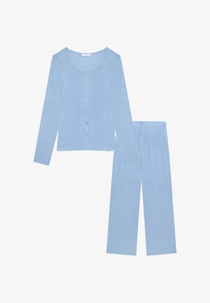 Ensemble de pyjama en maille côtelée bleu clair avec haut à manches longues et boutons, et pantalon à taille élastique et jambes droites.