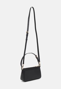 Bolsa de ombro preta em pele com superfície texturizada, forma retangular, alça ajustável e detalhes em metal dourado.