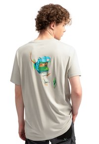 Lichtgrijze T-shirt met korte mouwen en een kleurrafische afbeelding van een vintage fotohokje op de achterkant. Zachte textuur, relaxed fit en casual design.