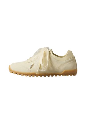 Beiger Wildleder-Sneaker mit Gummisohle, durchsichtigen breiten Bändern als Schnürsenkel und einem kleinen Stoff-Logo-Tag an der Seite.