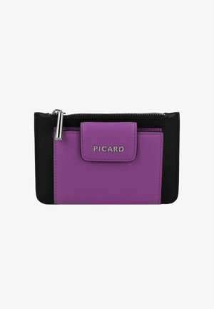 Monedero de cuero púrpura y negro con cierre de cremallera, que presenta una solapa frontal y herrajes plateados. La superficie muestra un acabado texturizado.